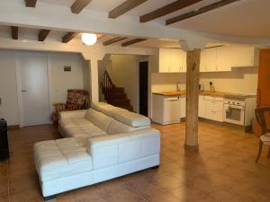 Alameda del ValleLa Toscana en Lozoya的一间带白色沙发的客厅和一间厨房