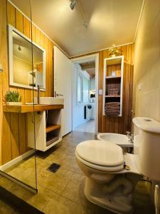 乌斯怀亚Gi´s House 4Pax的一间带卫生间和水槽的浴室