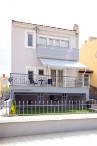 伊拉克里萨Villa Bolero的前面有栅栏的白色房子