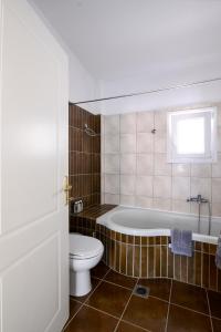 伊拉克里萨Villa Bolero的带浴缸、卫生间和盥洗盆的浴室