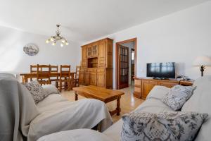 拉梅特拉·德·玛尔Hauzify I Casa Mirador的客厅配有两张沙发和一台电视机