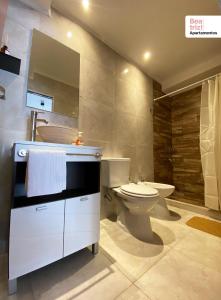 皮科将军镇Beatriz Apartamentos - Monoambientes的浴室配有白色水槽和卫生间。