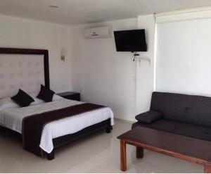 Los PascualesLuxurious Surf Resort in Pascuales Mexico Room 5的酒店客房,配有床和沙发
