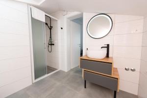 卡什泰拉Kapov's Rooms的一间带水槽和镜子的浴室