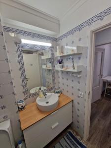 卡帕里卡海岸Amazing Terrace Costa da Caparica的一间带水槽和镜子的浴室