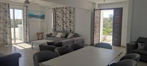 KitiKiti Village Villa Larnaca, salt-water pool, 5 bedrooms的客厅配有沙发和桌椅