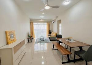 古来Kulai Center Service Apartment Cozy n Happy House的客厅配有桌子和沙发