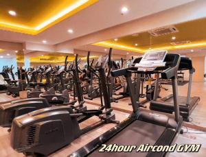 古来Kulai Center Service Apartment Cozy n Happy House的拥有许多跑步机和椭圆机的健身房