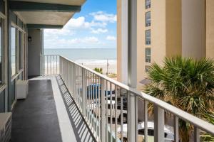 默特尔比奇蓝色大西洋套房酒店的享有海滩美景的阳台。
