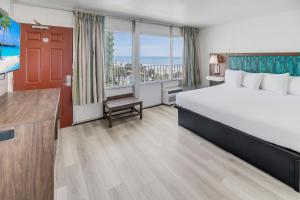 默特尔比奇蓝色大西洋套房酒店的酒店客房设有一张大床和一个阳台。