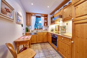 法尔先特Apartment Minerva的厨房配有木制橱柜和木桌。