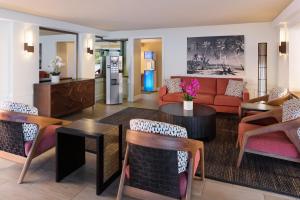檀香山威基基阿瓜棕榈酒店的客厅配有沙发和桌椅