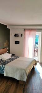 托尔博莱Casa Pitem的一间卧室设有一张大床和一个窗户。