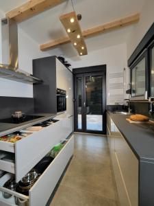 LovinacHouse Momentum的一间大厨房,配有白色的柜台和不锈钢用具