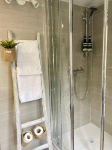米兰Delizioso Monolocale Milano - Gambara的带淋浴的浴室和两卷卫生纸