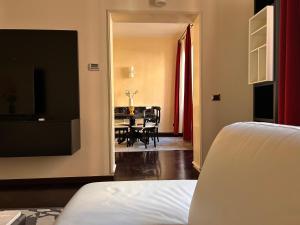 博洛尼亚Piazza Maggiore Luxury Apartment的一间卧室设有一张床和一间用餐室