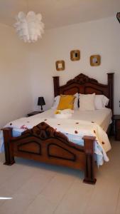 SJMCasa de Campo Nerys的一间卧室配有一张大木床。