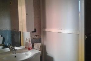 卡萨布兰卡Appartement à casablanca的一间带水槽和白色橱柜的浴室