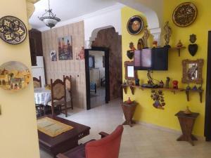 卡萨布兰卡Appartement à casablanca的客厅设有黄色的墙壁和桌椅