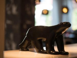 安锡堪塔帕酒店的桌子上一只狗的黑色像