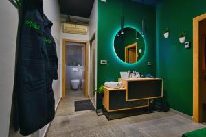 OtruševecRoom4stars的浴室设有绿色的墙壁和镜子