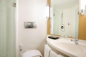 万隆宜必思万隆巴斯德酒店的一间带水槽、卫生间和镜子的浴室