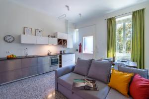 米兰[Duomo/Navigli] Casa Elegante in zona Tortona的带沙发的客厅和厨房