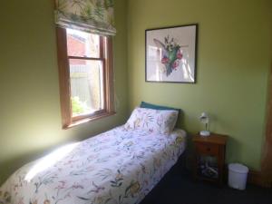 因弗卡吉尔Southern Comfort的一间卧室设有一张床和一个窗口