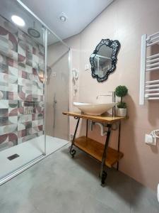 塞图巴尔Baia do Mundo的一间带水槽和淋浴的浴室