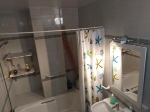 阿尔么丽亚PAUPET的浴室设有淋浴帘和螃蟹