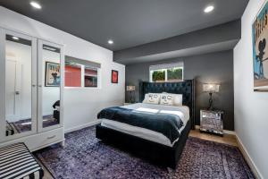 洛杉矶Luxe Rock Bungalow in the Heart of Hollywood的一间卧室设有一张大床和一个窗户。