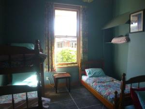 因弗卡吉尔Southern Comfort的一间卧室配有双层床和窗户。