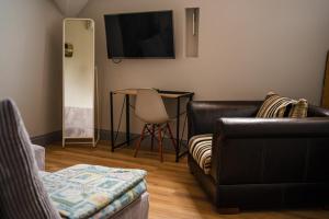 PloskiChutor Nad Narwią的客厅配有两张沙发和一台电视