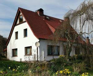 (H)Auszeit的白色房子,有红色屋顶