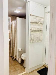 劳德代尔堡PRIVATE Cozy Guest Suite Near Hard Rock Guitar的白色的浴室设有卫生间和毛巾。