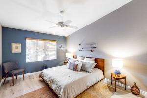 拉昆塔Laurel Valley Lounger Permit# 068,408的一间卧室配有一张床和吊扇