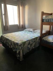 卡波布里奥POUSADA ONDA CARIOCA的一间卧室设有两张双层床和一扇窗户。