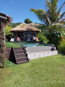 乌图罗阿Faré Mahi Mahi的庭院中带游泳池的房子