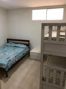 萨利纳斯Salinas Bay Suite的一间卧室配有一张双层床和梯子