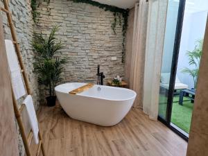 孔佩塔BALI Ubud的砖墙浴室内的白色浴缸