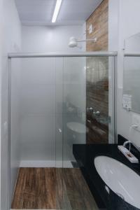 戈亚斯州上帕莱索Hotel Fazenda Bona Espero的一间带玻璃淋浴和水槽的浴室
