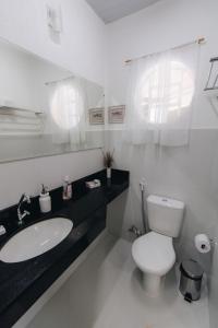 戈亚斯州上帕莱索Hotel Fazenda Bona Espero的白色的浴室设有卫生间和水槽。