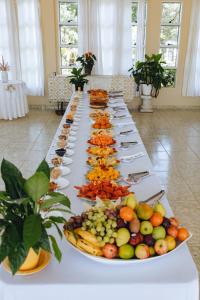 戈亚斯州上帕莱索Hotel Fazenda Bona Espero的一张长桌,上面放着许多盘子的食物