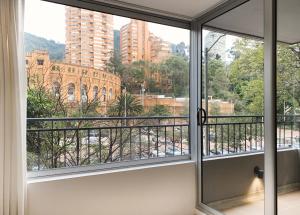 波哥大Grandioso apartamento, ubicación increíble centro int的从建筑的窗户欣赏美景