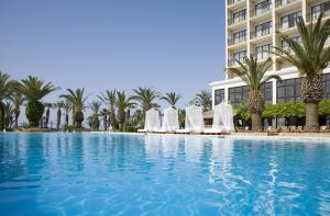 拉纳卡Sandy Beach Hotel & Spa - ex Sentido的酒店前的游泳池