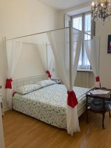 皮亚内扎Casa Bricca的一间卧室配有一张带天蓬的床