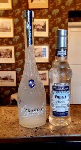 普什奇纳Pałac Bażantarnia的一瓶伏特加酒,旁边是一瓶威士忌