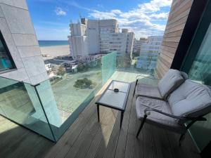 马马亚Blue Bike Seaview Apartment & Penthouse的一个带椅子和桌子的阳台,享有海景。
