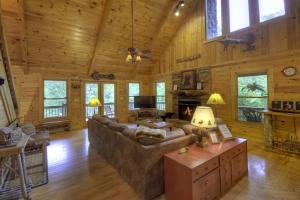 McCaysvilleGo Fish- Fightingtown Creek Frontage的小木屋内的客厅配有沙发和壁炉