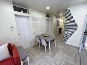 英格兰海滩Atlantic Coast Apartment - Playa Del Inglés的客厅配有桌子和沙发